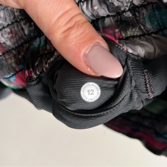 Lululemon Hotty Hot High-Rise Lined Short 4"
Paint Drift Multi / Graphite Grey - Picture 6 of 7